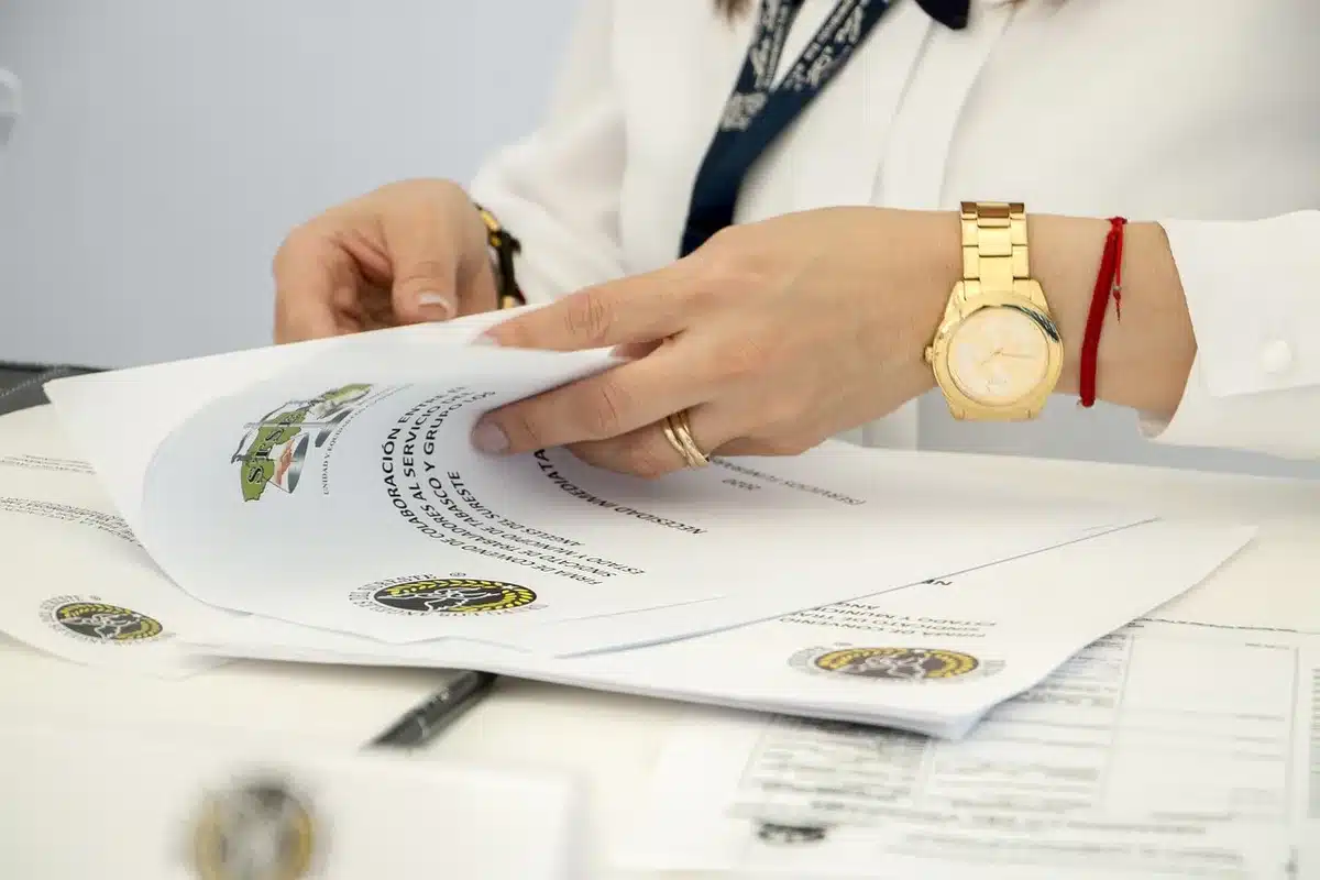 Bureau militaire avec documents et ordinateur, équipe en discussion à distance