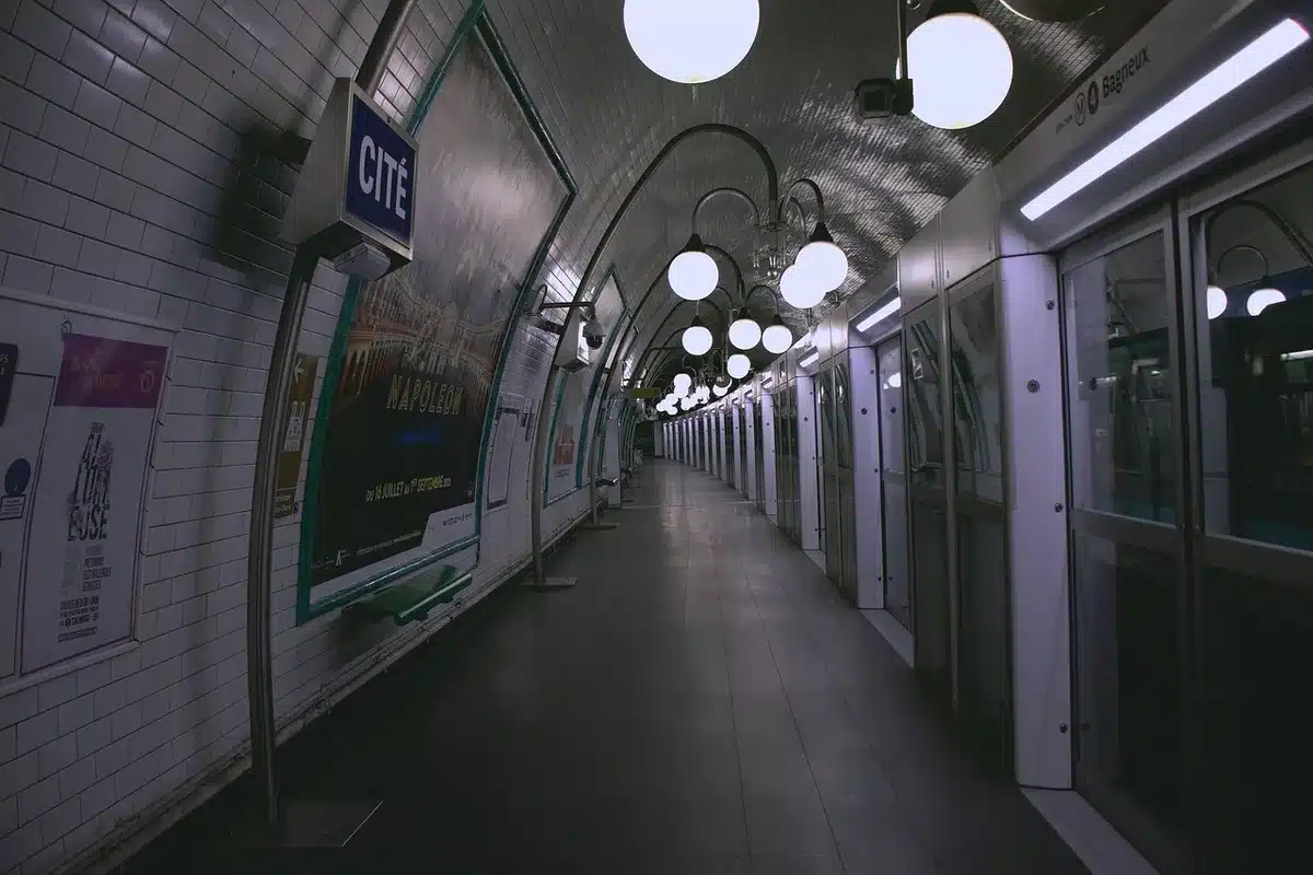 Décor de film d'époque évoquant la France occupée, éclairage frontal et teintes pâles
