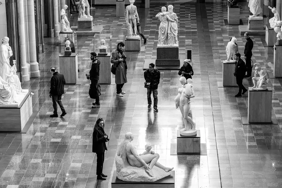 Vue d'un intérieur de gala élégant au musée avec invités en tenue de soirée