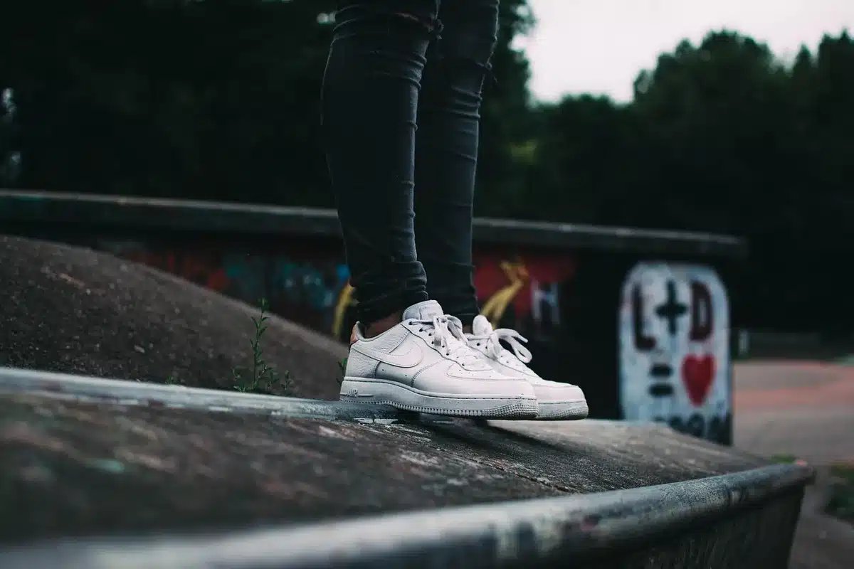 Veste et baskets illustrant une collaboration luxe x streetwear