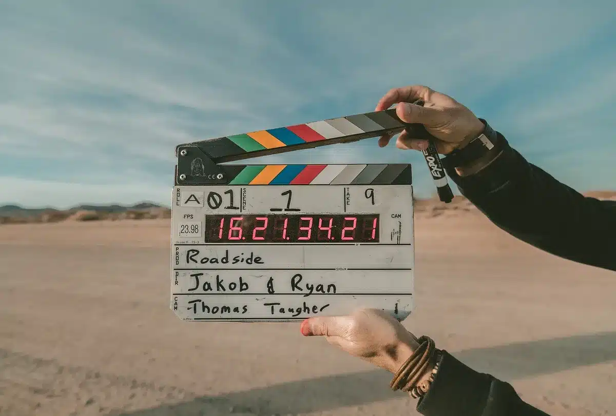 Gros plan sur des jeunes acteurs sur un plateau de tournage