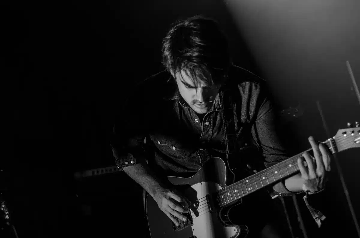 Guitare et nappes synthétiques en studio évoquant un son plus sombre