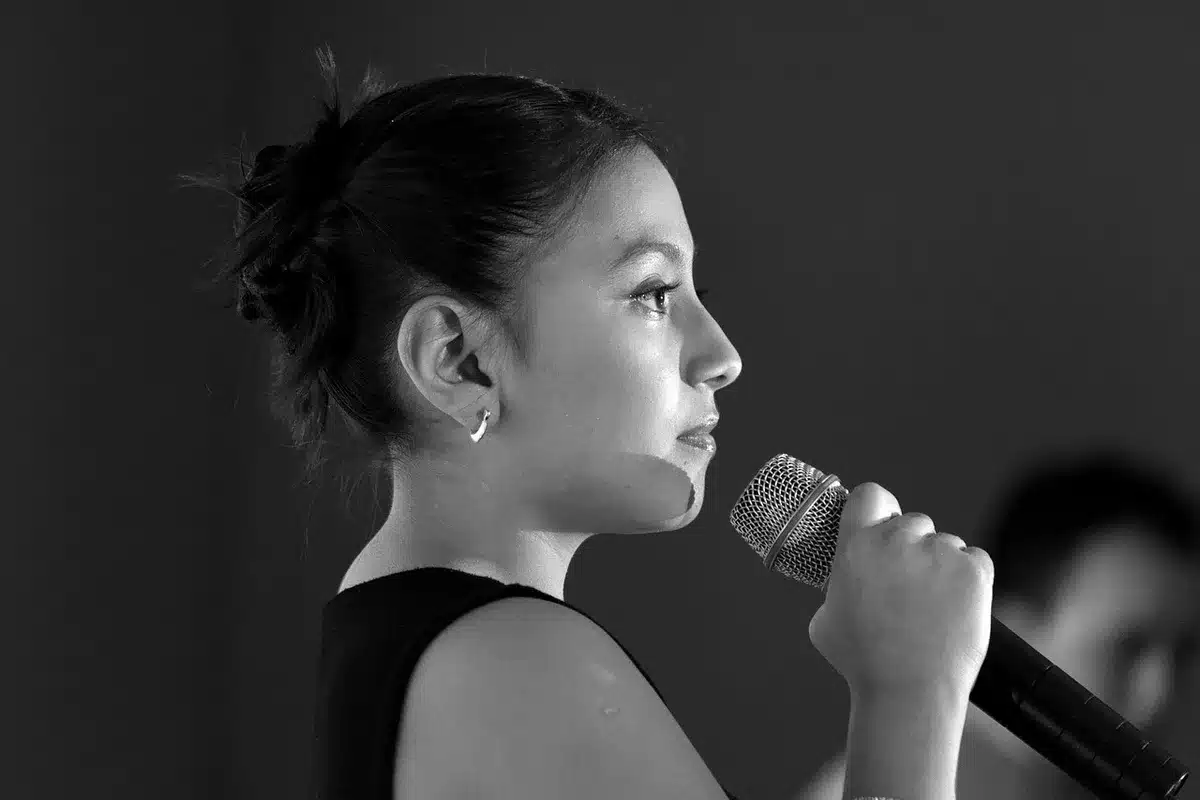 Chanteuse en performance pop électronique avec synthétiseurs