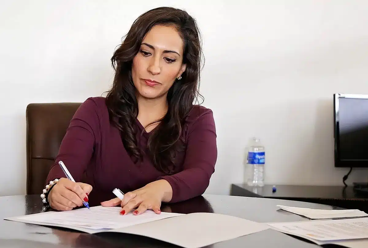 Document de dépôt réglementaire posé sur un bureau avec lunettes