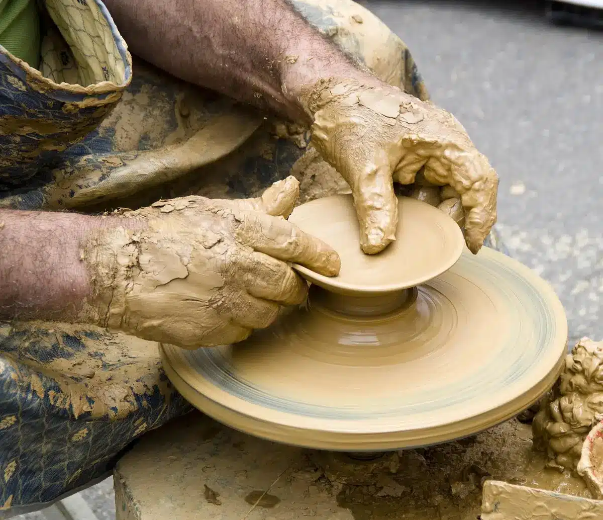 Atelier d'artisans italiens travaillant des tissus et des matières