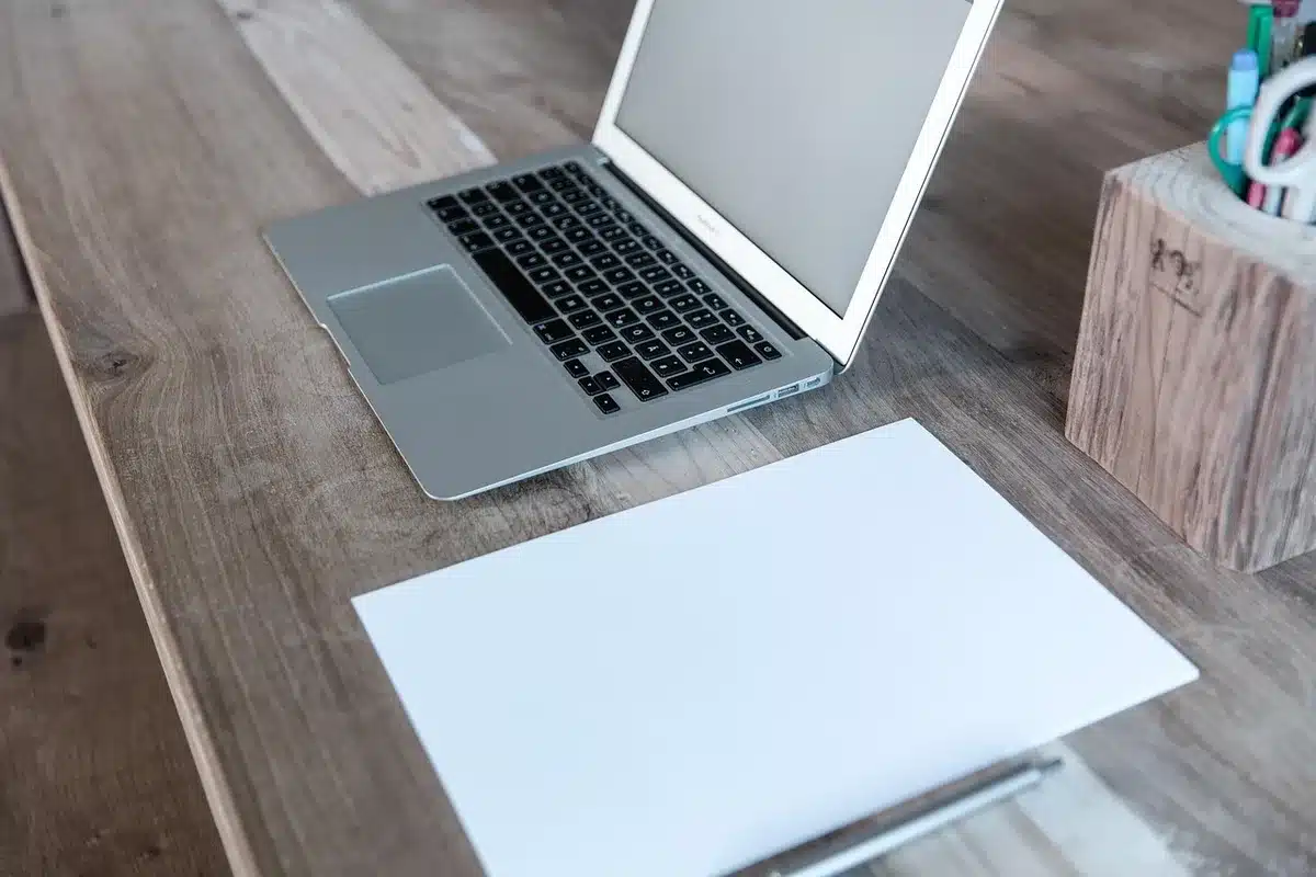 Comédien seul dans les coulisses avec un carnet vide
