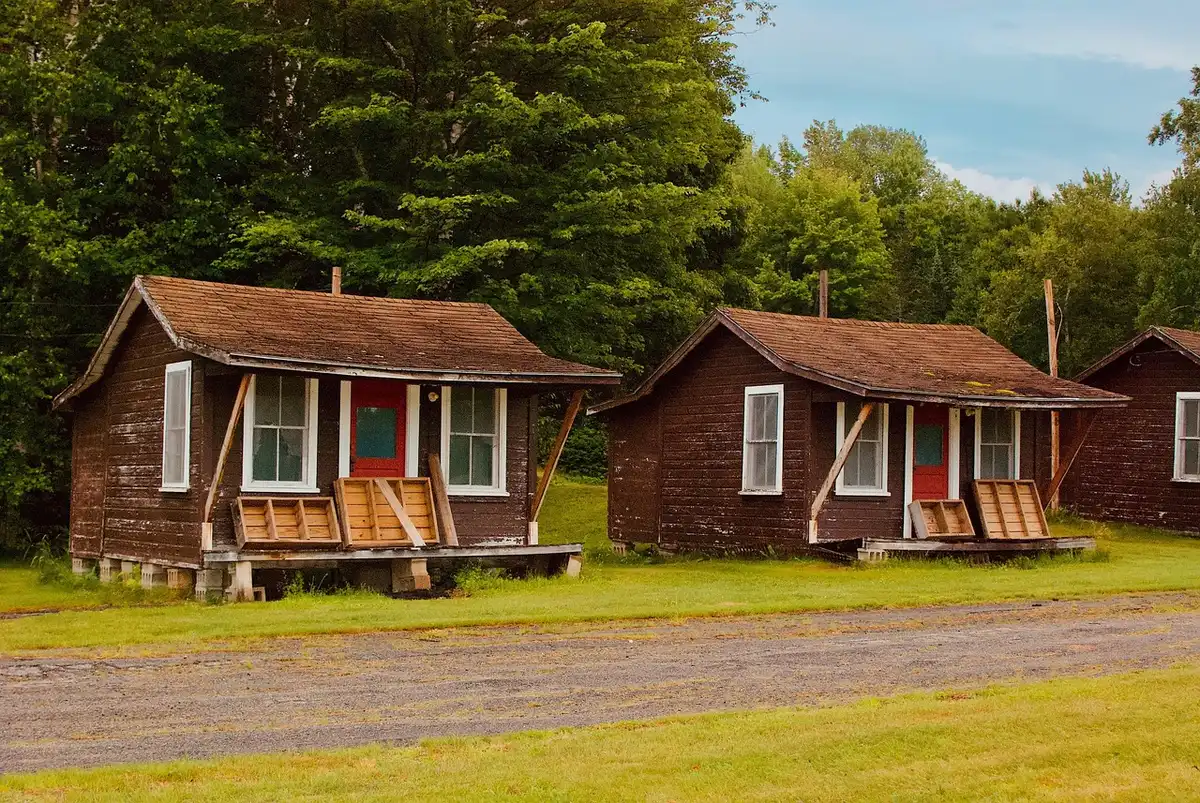 Cabanes de camp de vacances désertes au crépuscule