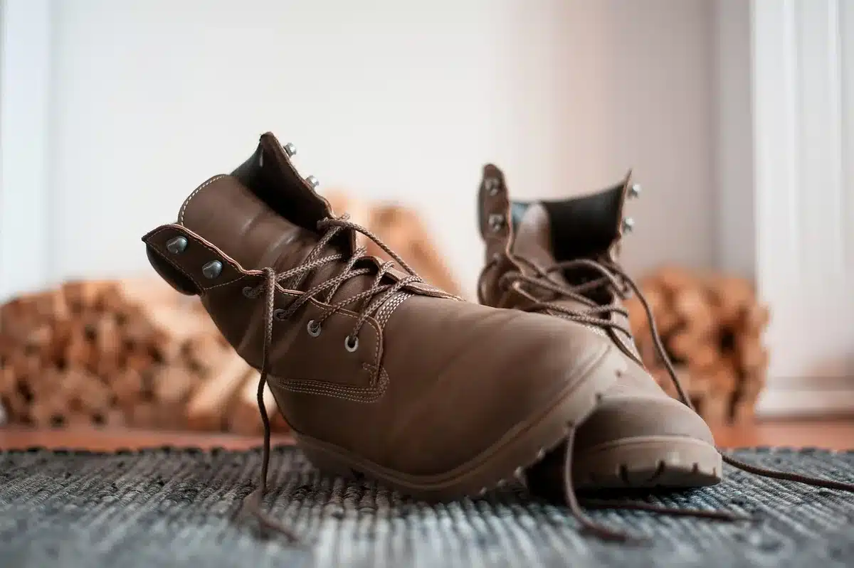 Gros plan sur deux paires de lacets superposées sur une tige de chaussure