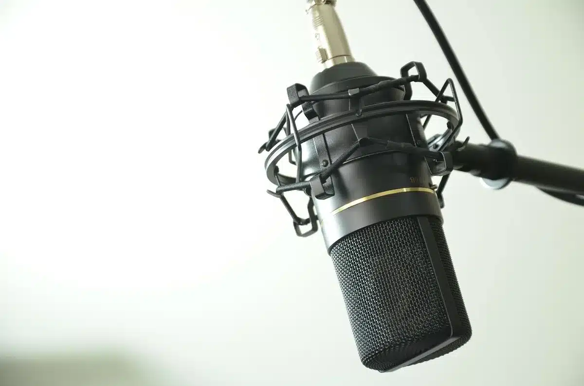 Deux producteurs en studio entourés de synthétiseurs et d'équipements d'enregistrement