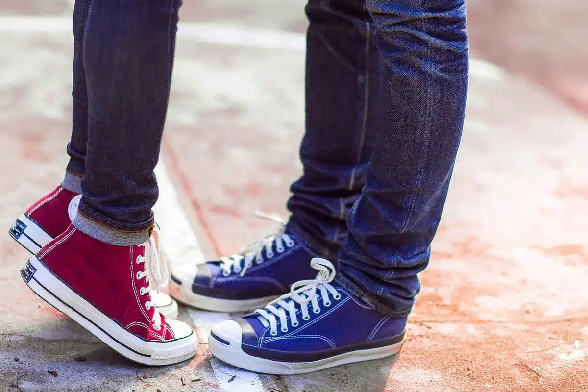 Gros plan d'une sneaker effet métallique bleu montrant la texture uniforme