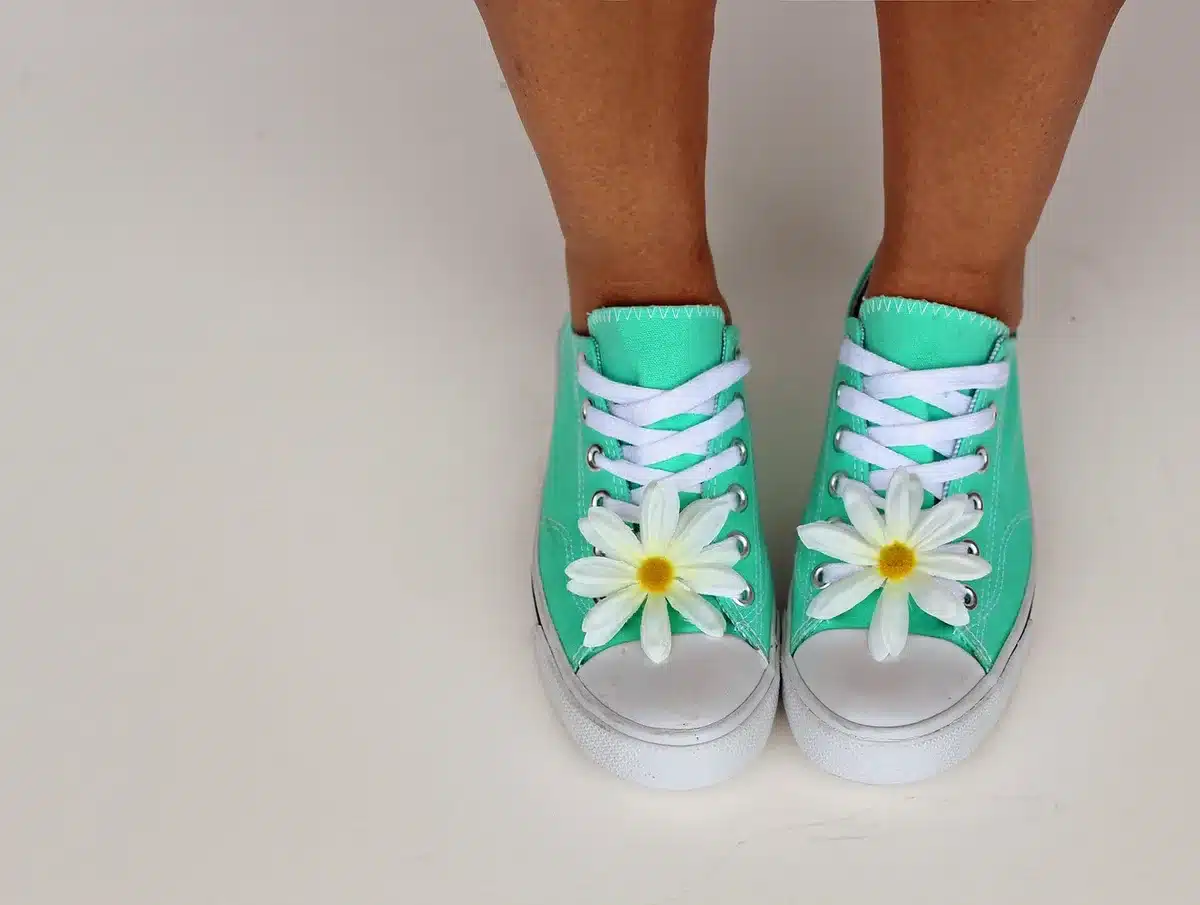 Deux sneakers posées côte à côte en studio pour illustrer une collaboration de marque