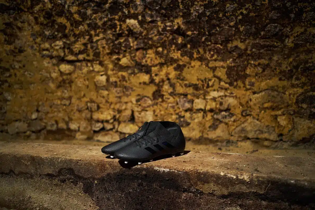 Détail d'un chaussure de football montrant un imprimé animal inspiré de la peau de girafe
