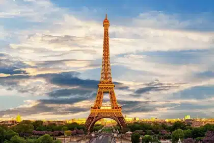 Entrée anonyme d'un club le long d'un quai à Paris, fermeture temporaire