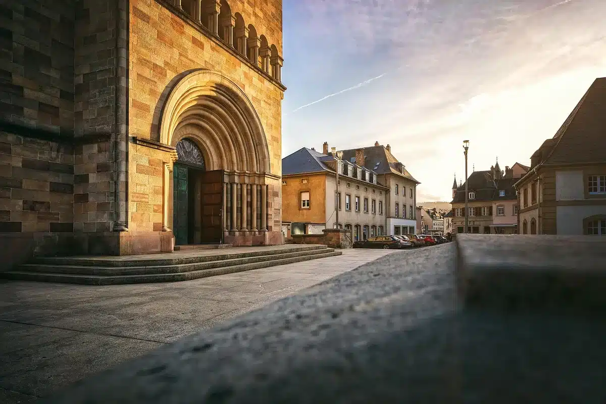 Façades milanaises brutales en arrière-plan d'une rue de mode