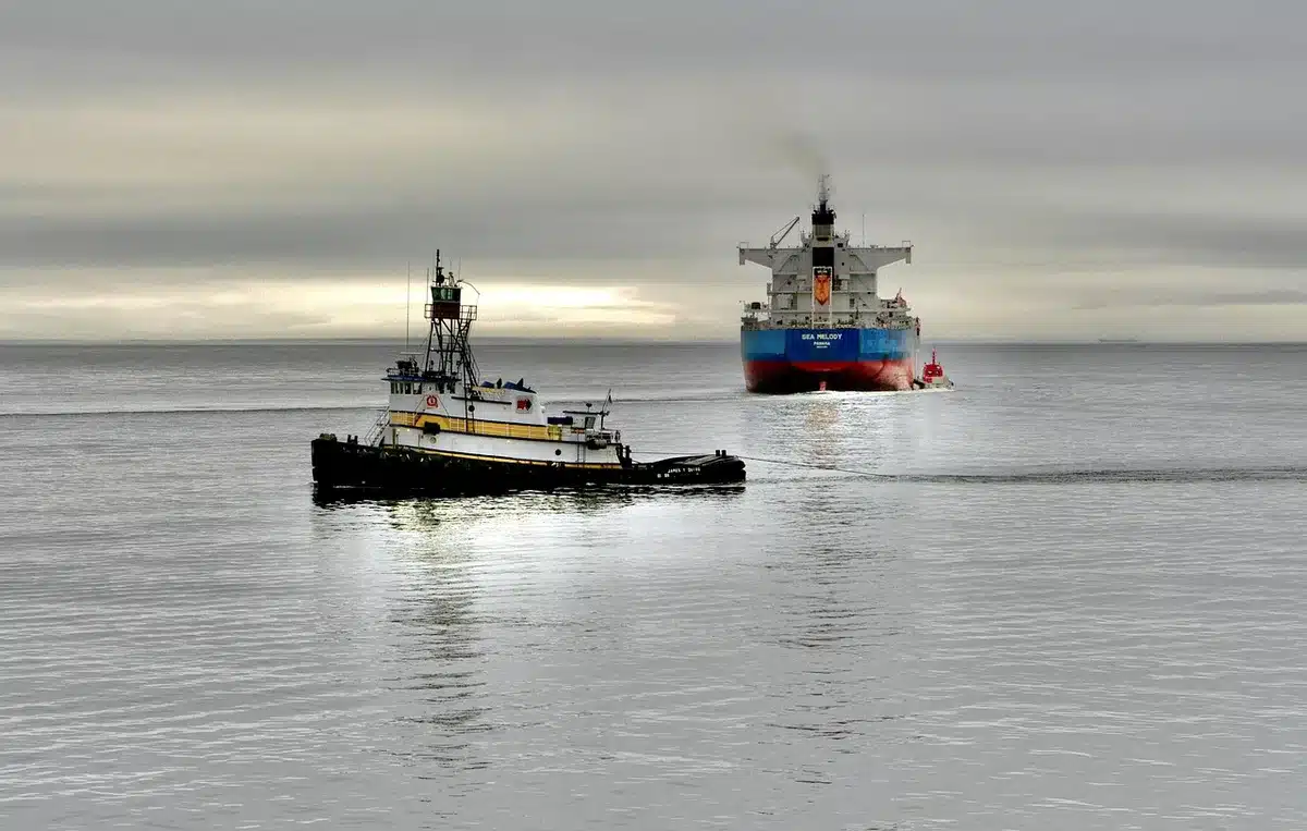 Pétrolier traversant un détroit maritime sous ciel clair
