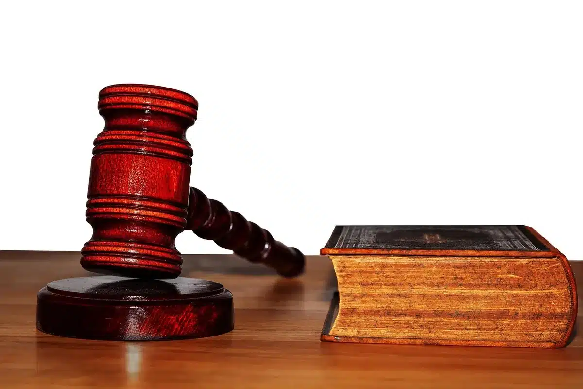 Un marteau de justice posé près de documents techniques