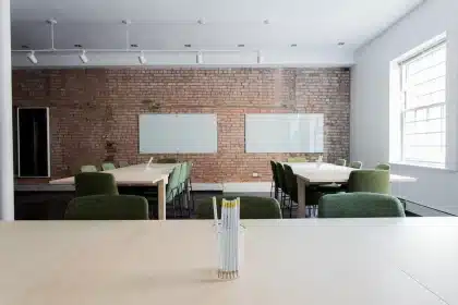 Silhouettes autour d'une table, écrans et racks de serveurs en arrière-plan