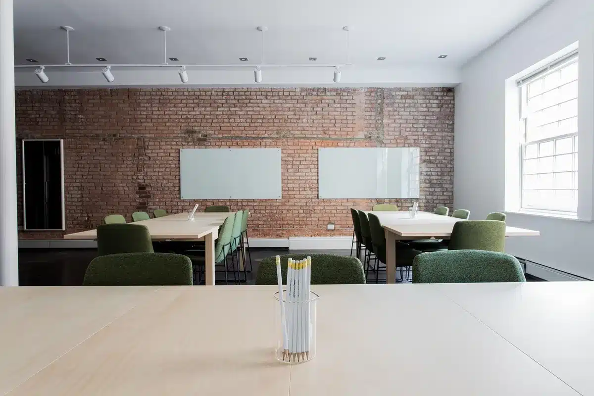 Silhouettes autour d'une table, écrans et racks de serveurs en arrière-plan