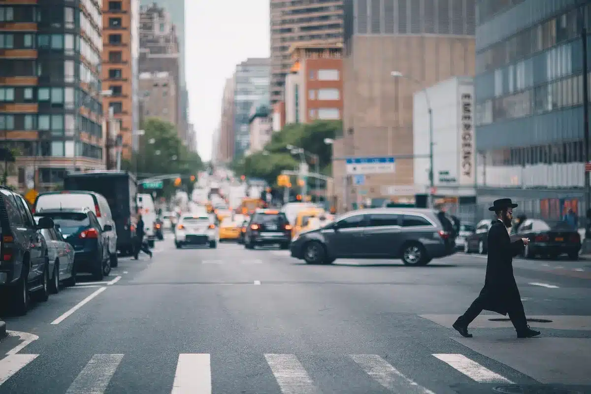 Équipe de tournage sur une rue de New York avec caméras et techniciens