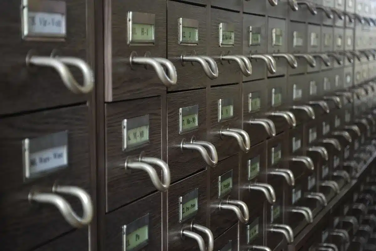Jeune comédienne feuilletant des archives avec un carnet de notes