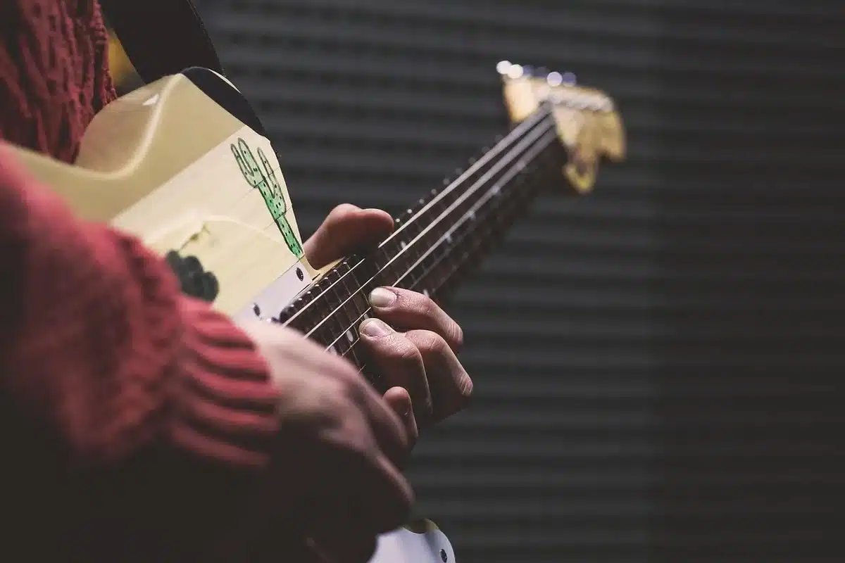 Groupe émergent en répétition avec guitare et synthé
