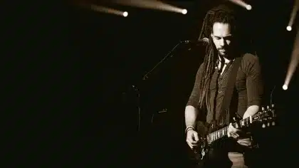 Silhouettes de musicien·ne·s sur une petite scène lors d'un concert intimiste