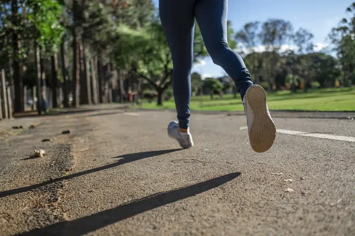 Gros plan d'une sneaker adidas neutre montrant sa silhouette et ses détails