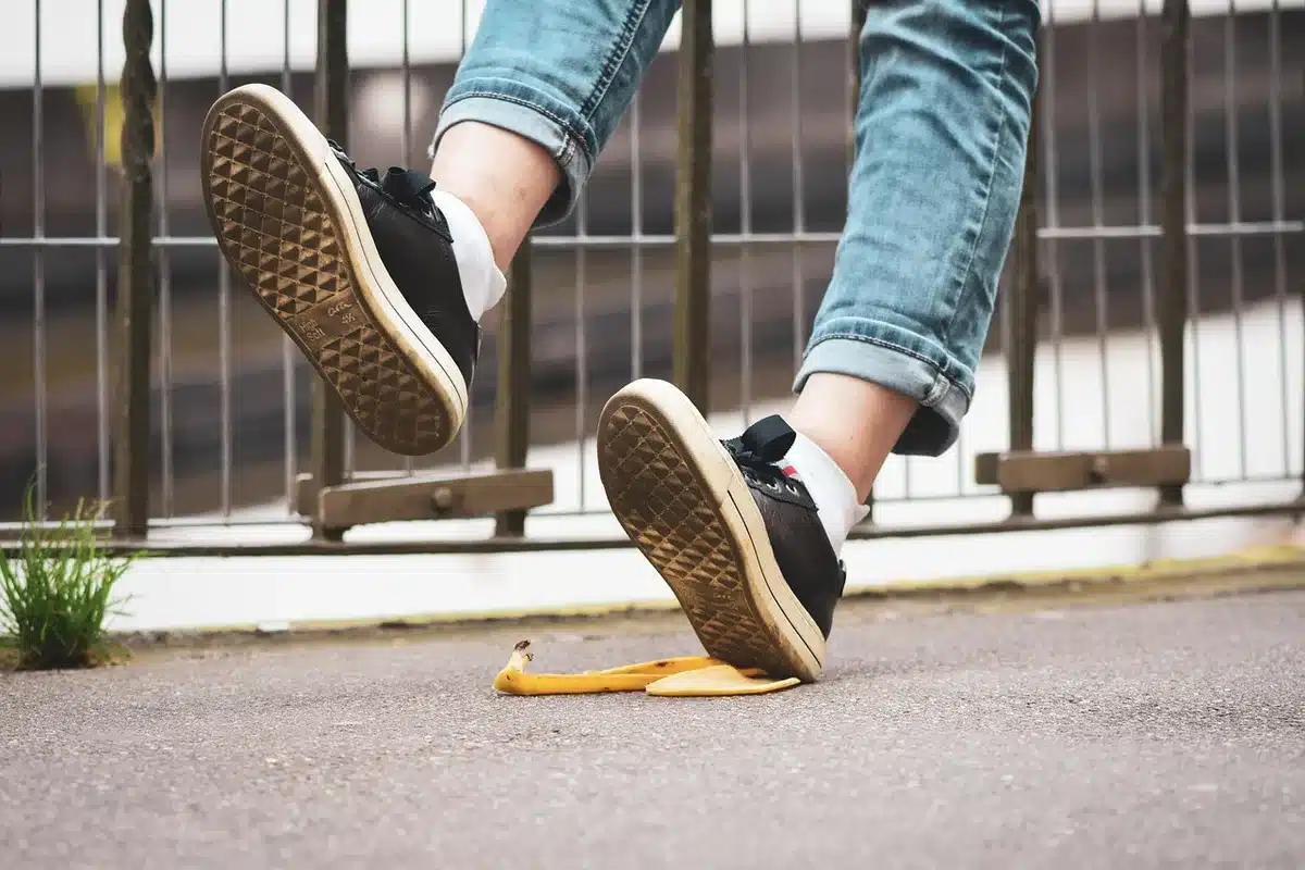 Tenue superposée d'automne avec jeans, manteau et sneakers