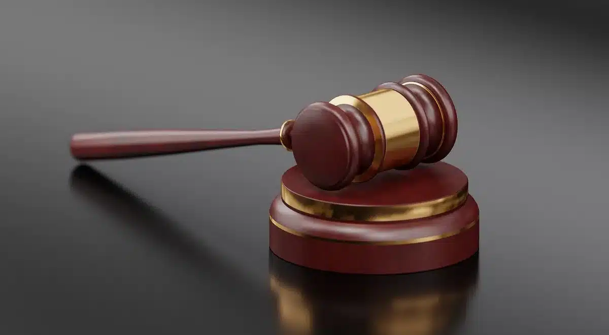 Documents législatifs et marteau symbolique sur une table
