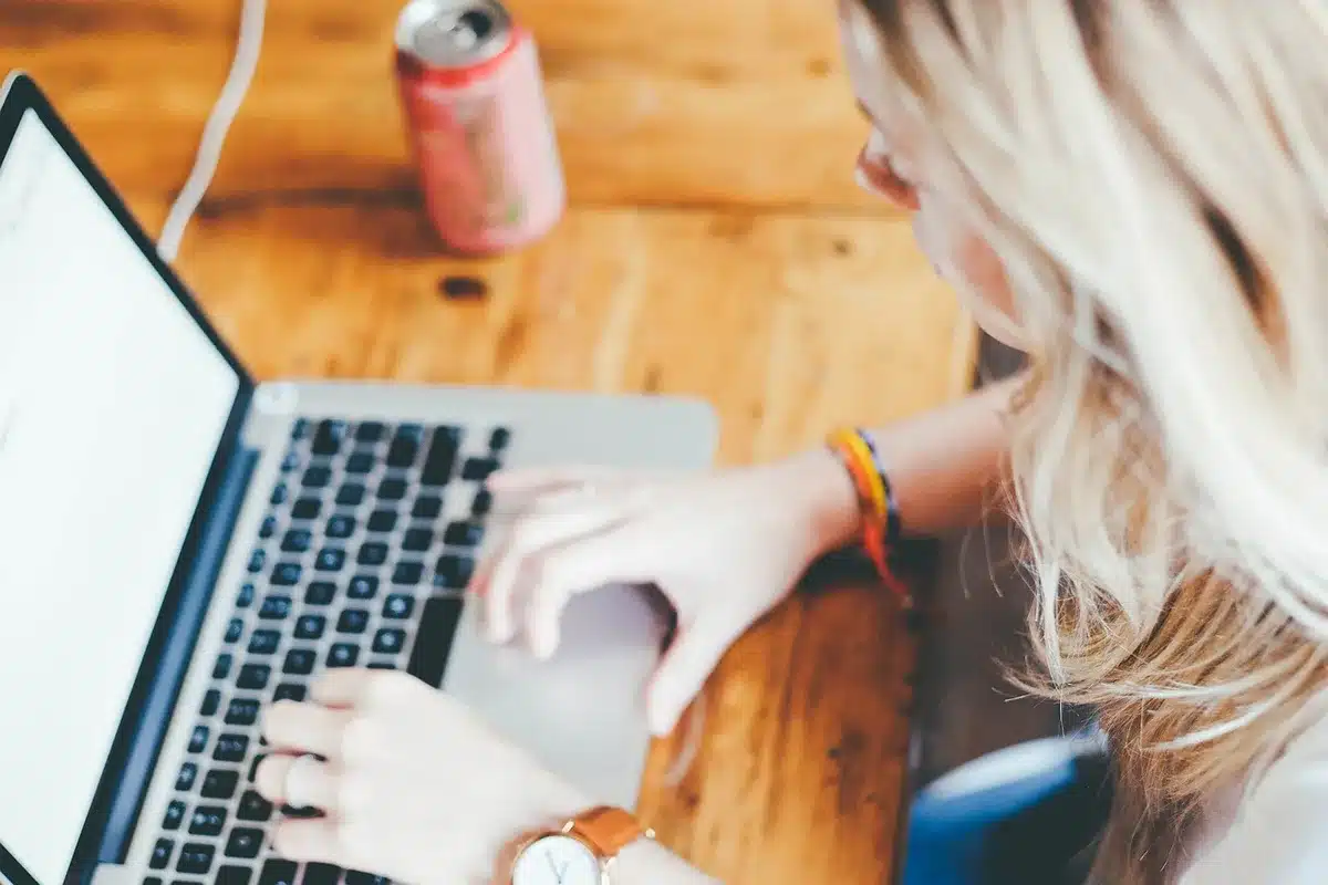 Équipe d'étudiants travaillant sur des ordinateurs lors d'un hackathon