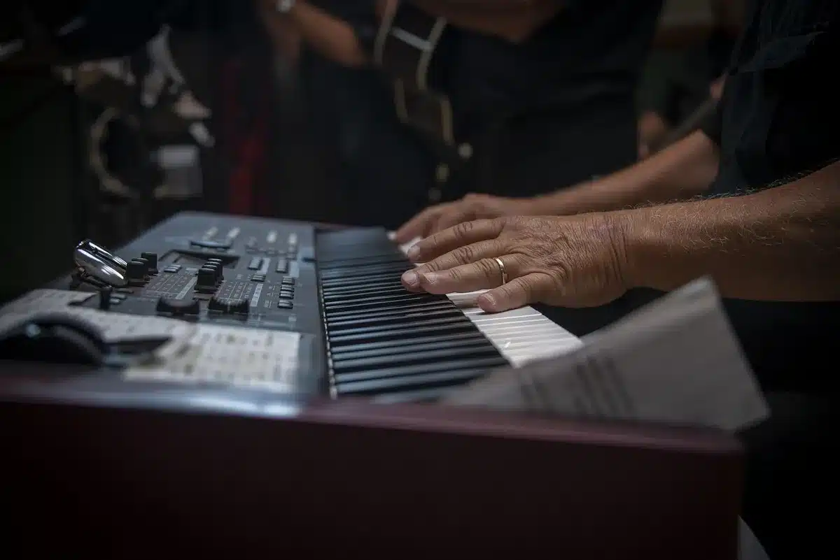 Synthétiseurs analogiques sur scène pendant une performance live