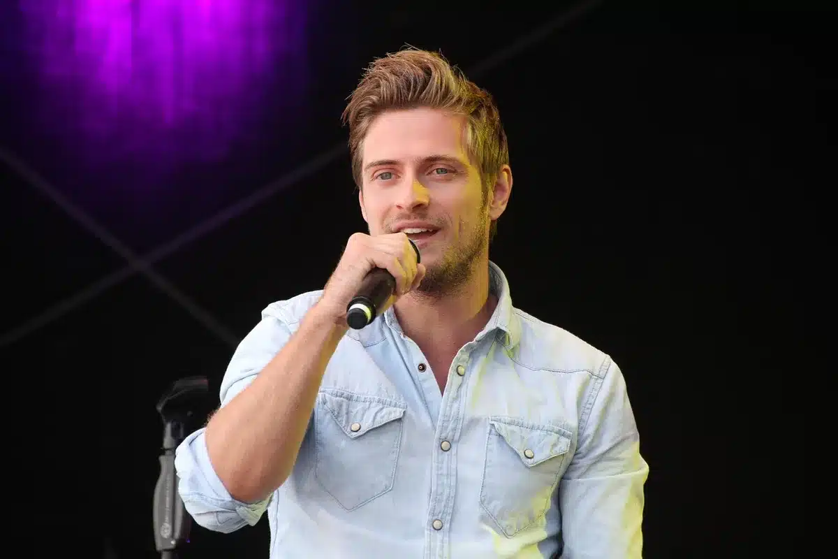 Cody Walker discutant hors-champ pendant une interview sur un plateau