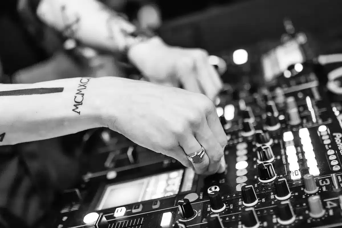 Public en club lors d'un dernier set, mains levées