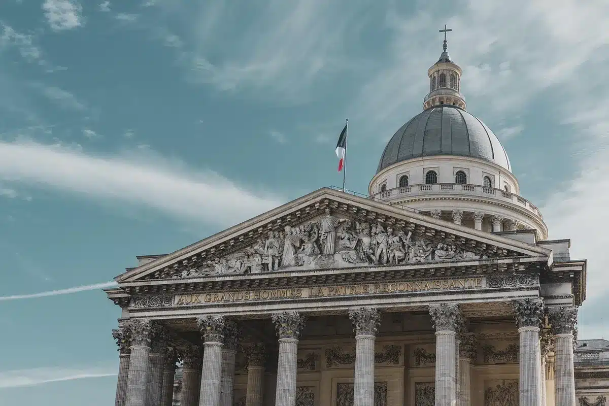 Équipe de tournage sur un site en banlieue francilienne
