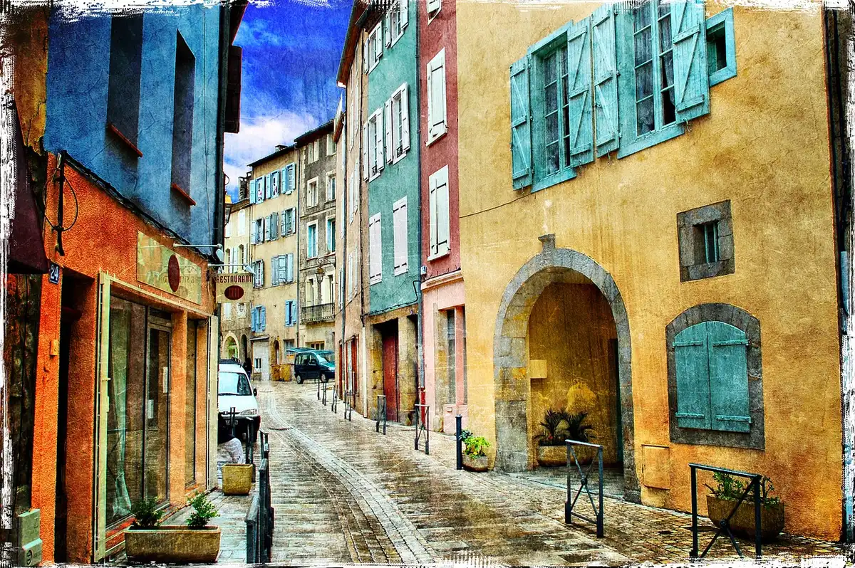 Décor de théâtre évoquant une rue européenne des années 1830