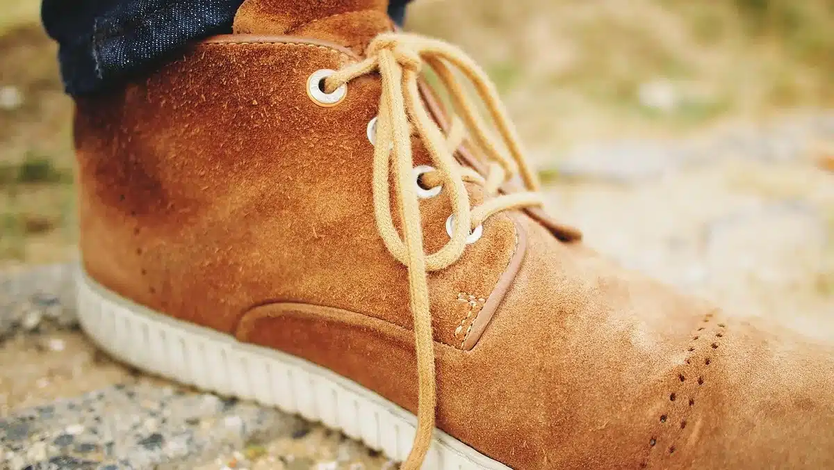 Détail d'une sneaker running avec cuir et suède évoquant le style western