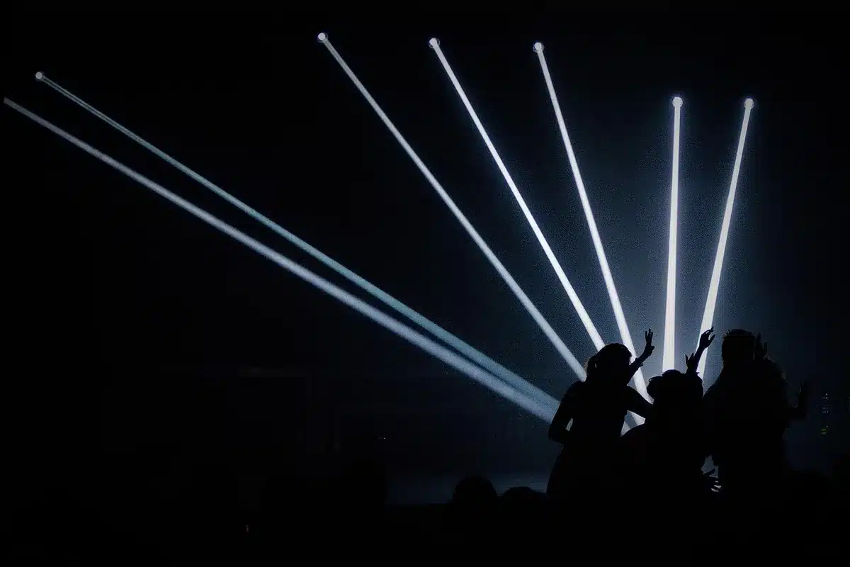 Silhouettes anonymes devant l'entrée d'un club nocturne avec contrôle de sécurité