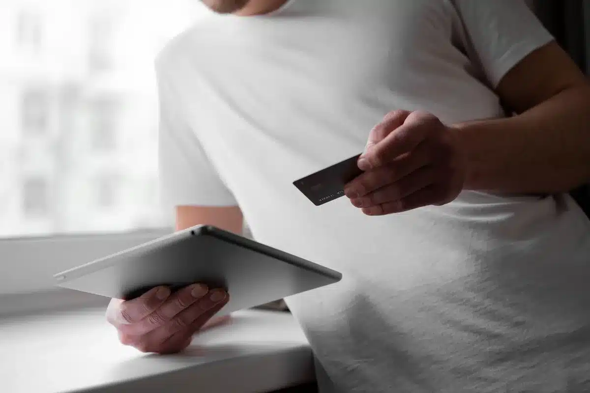 Utilisateur hésitant devant une interface de paiement numérique