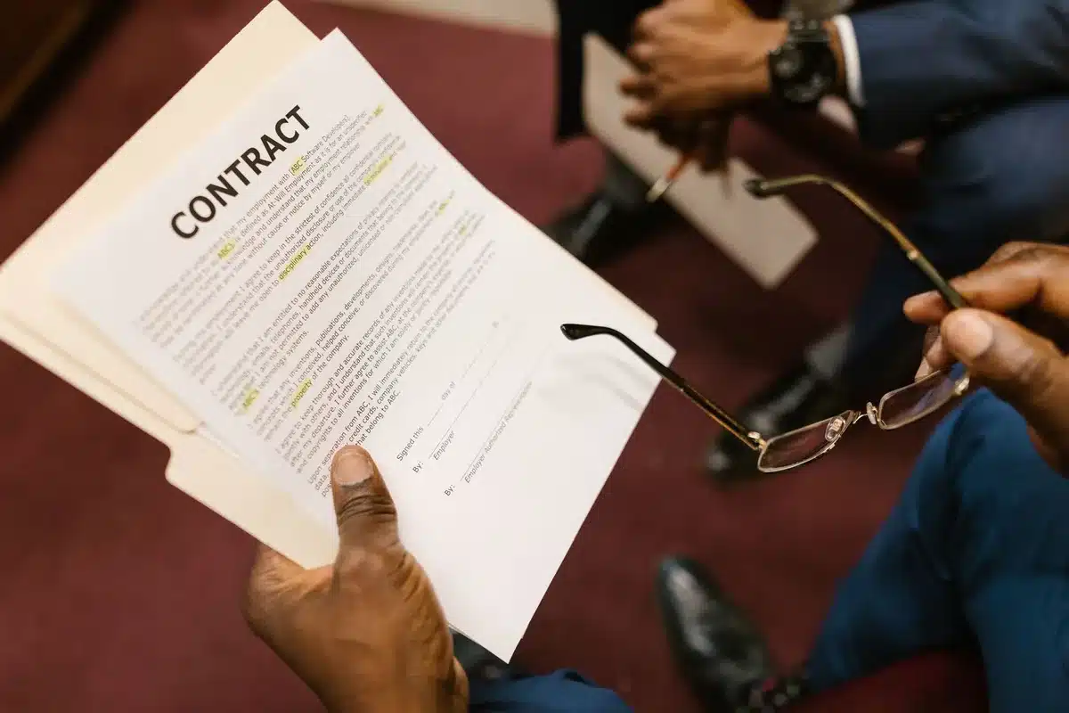 Illustration d'un mécanisme d'arbitrage numérique avec documents et ordinateur