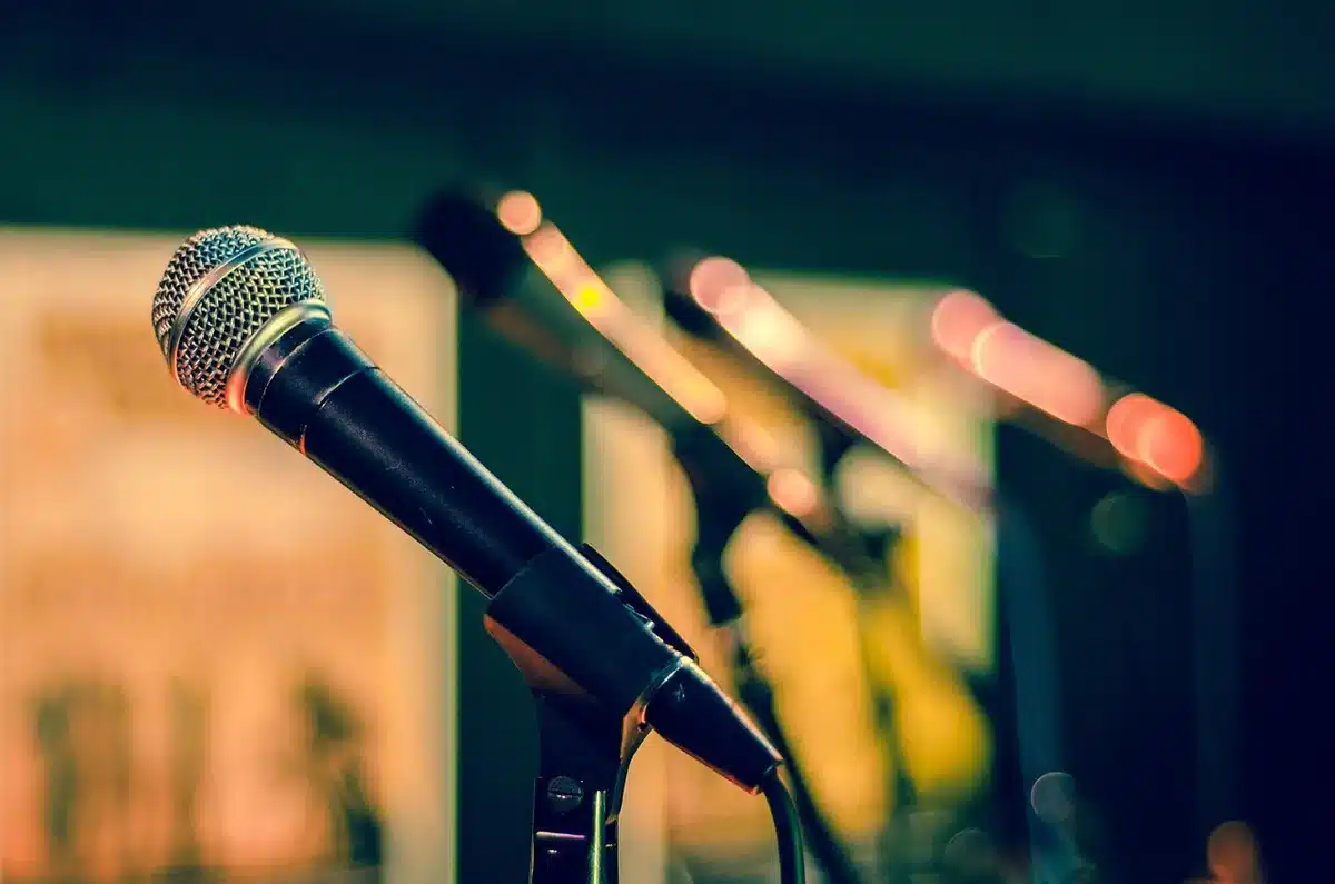 Musiciens d'orchestre en enregistrement dans un studio