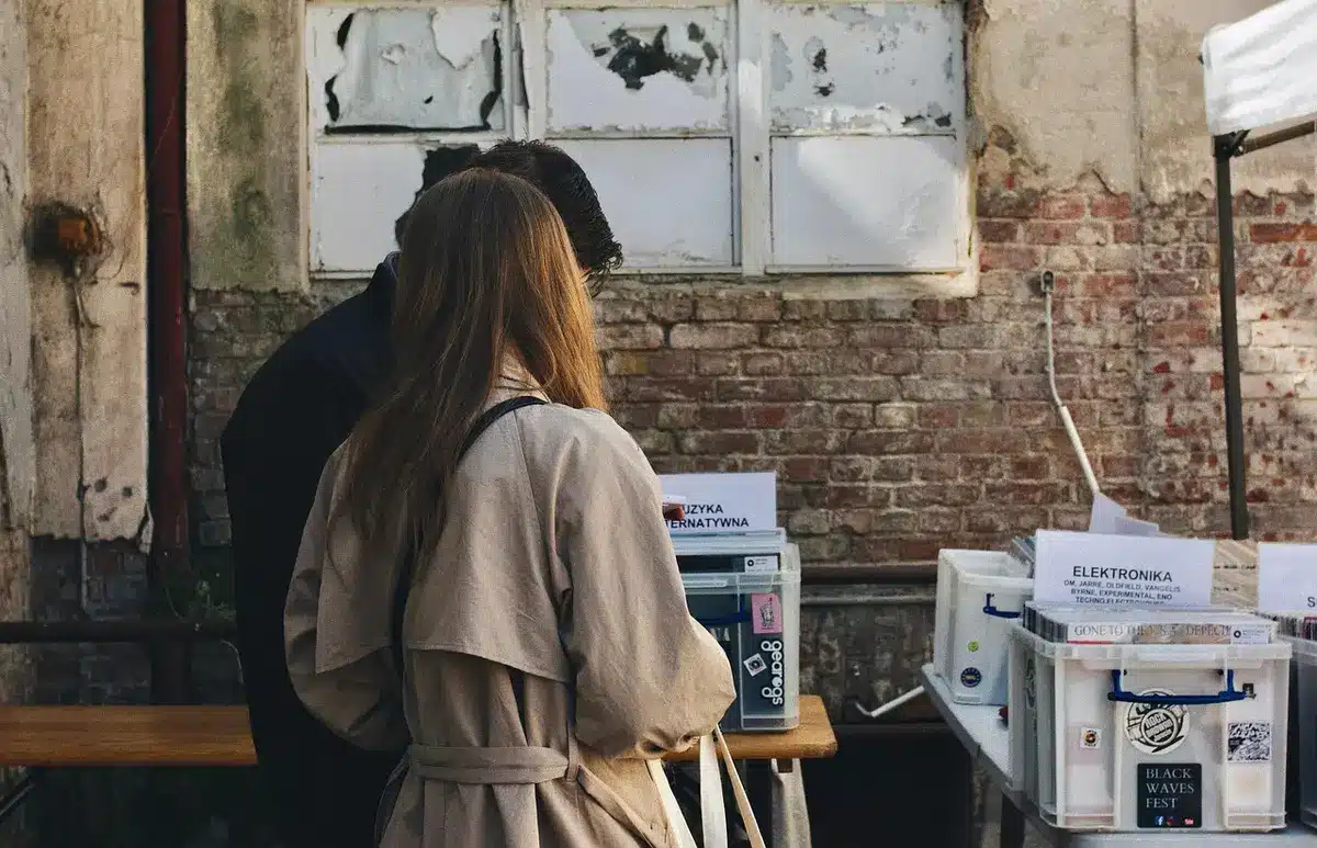 Gros plan sur un vinyle bleu et une pochette collector ouverte